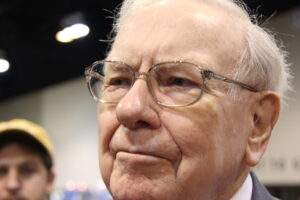 66% of Warren Buffett's $301 Billion Portfolio for 2025 Is Invested in These 5 Unstoppable Stocks