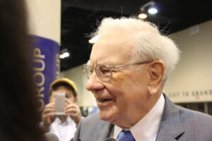 Nearly 66% of Warren Buffett's Portfolio Is Invested in These 5 Stocks as 2025 Begins